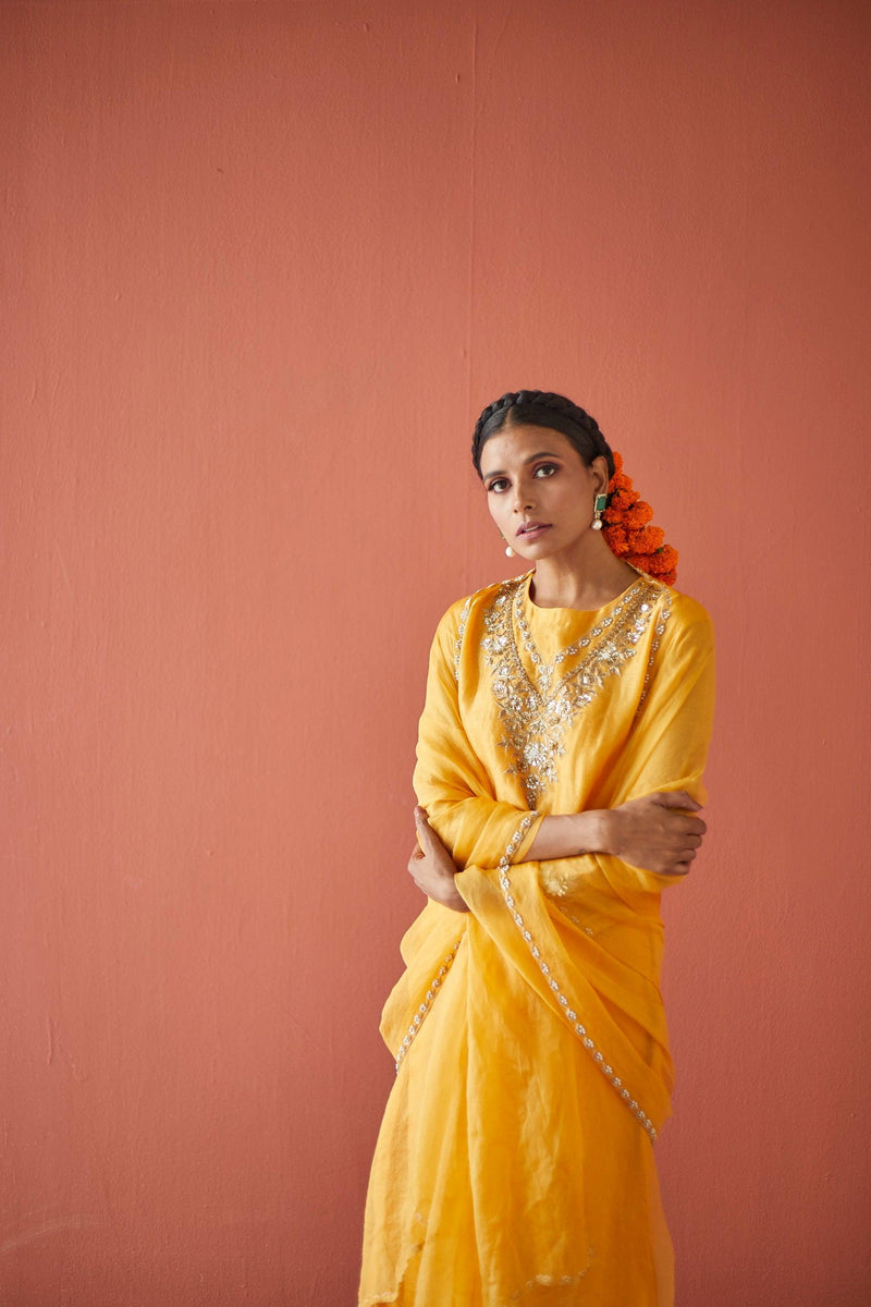 YELLOW SUIT - Esha Arora