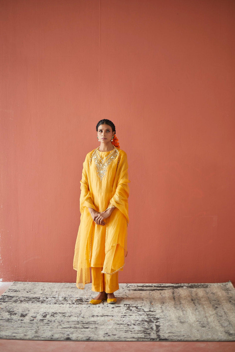 YELLOW SUIT - Esha Arora